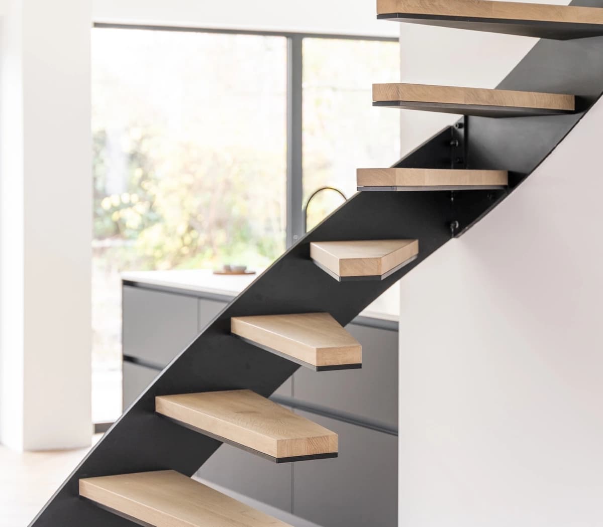 Stalen zwevende trap met eiken treden