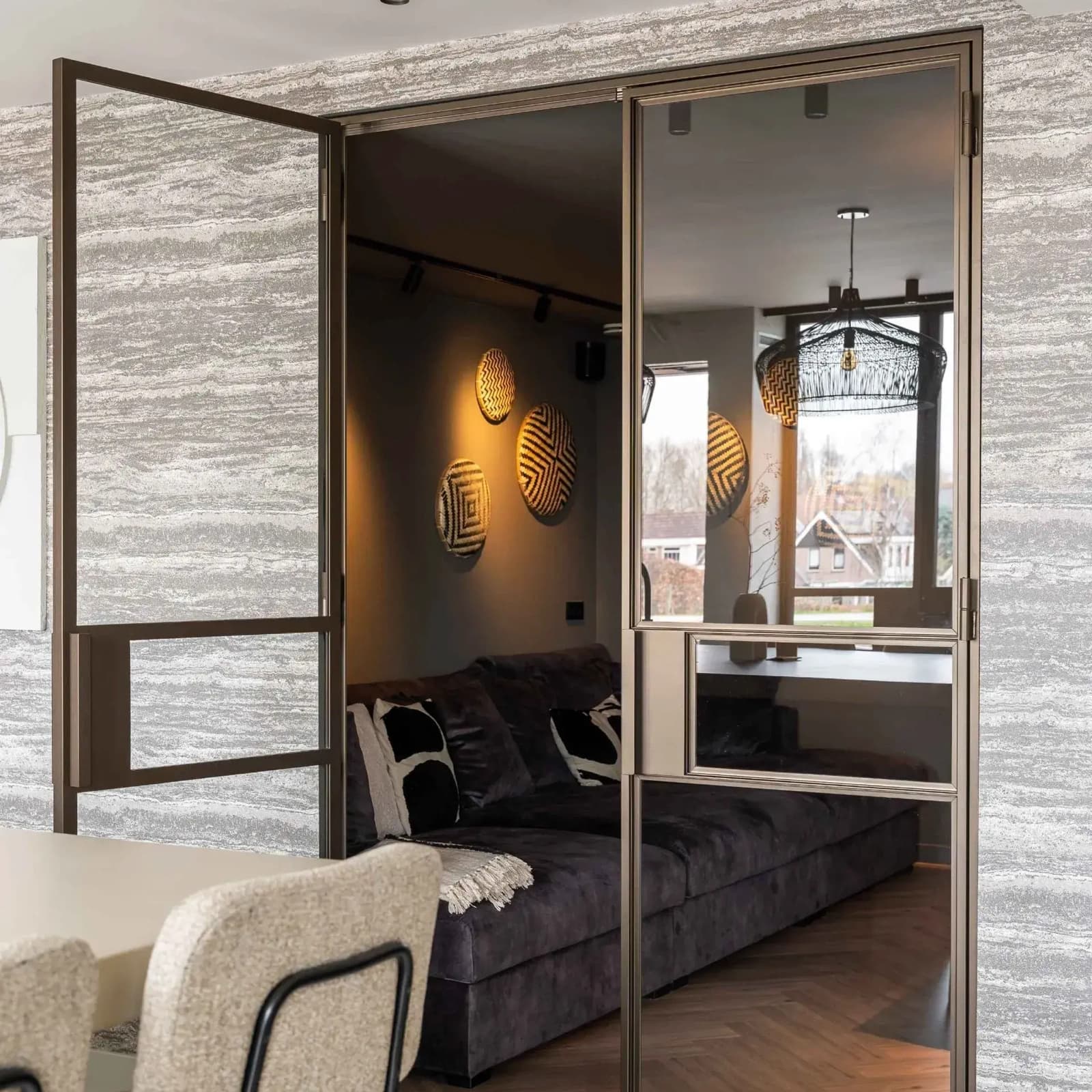 Woonkamer met bronskleurige stalen deuren