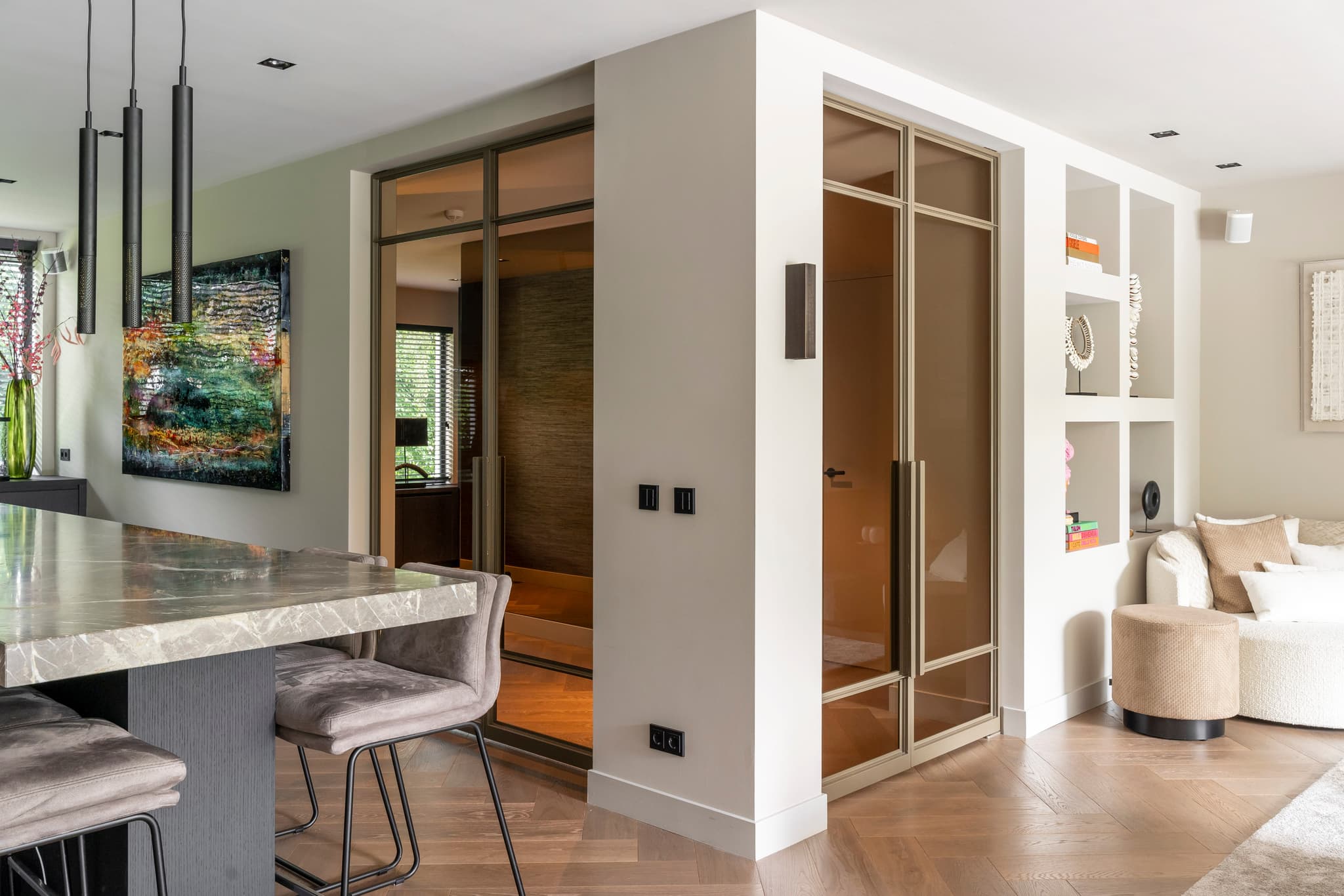 Woonkamer met bronskleurige stalen deuren