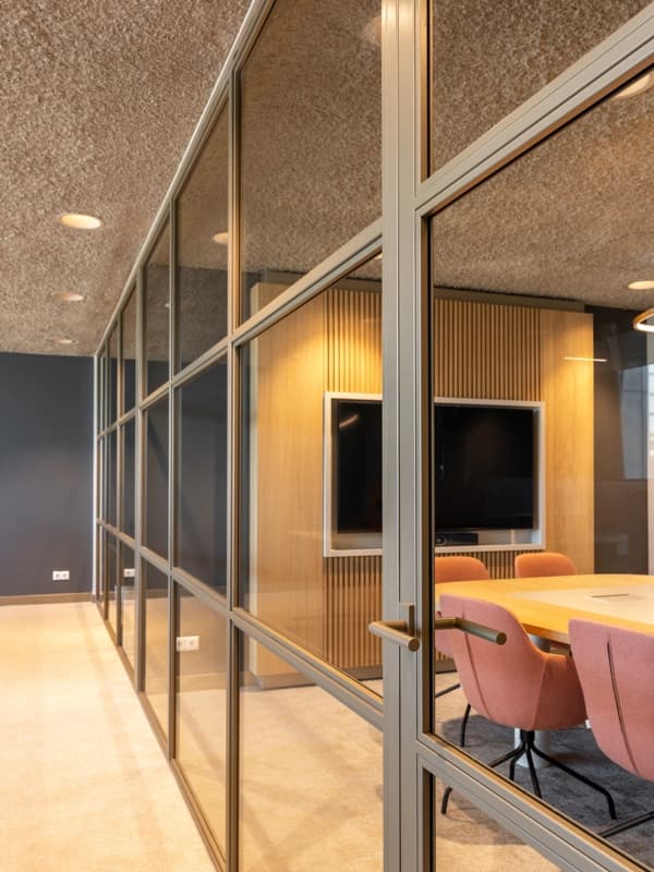 Luxe stalen deur-en raampartij rond een vergaderruimte