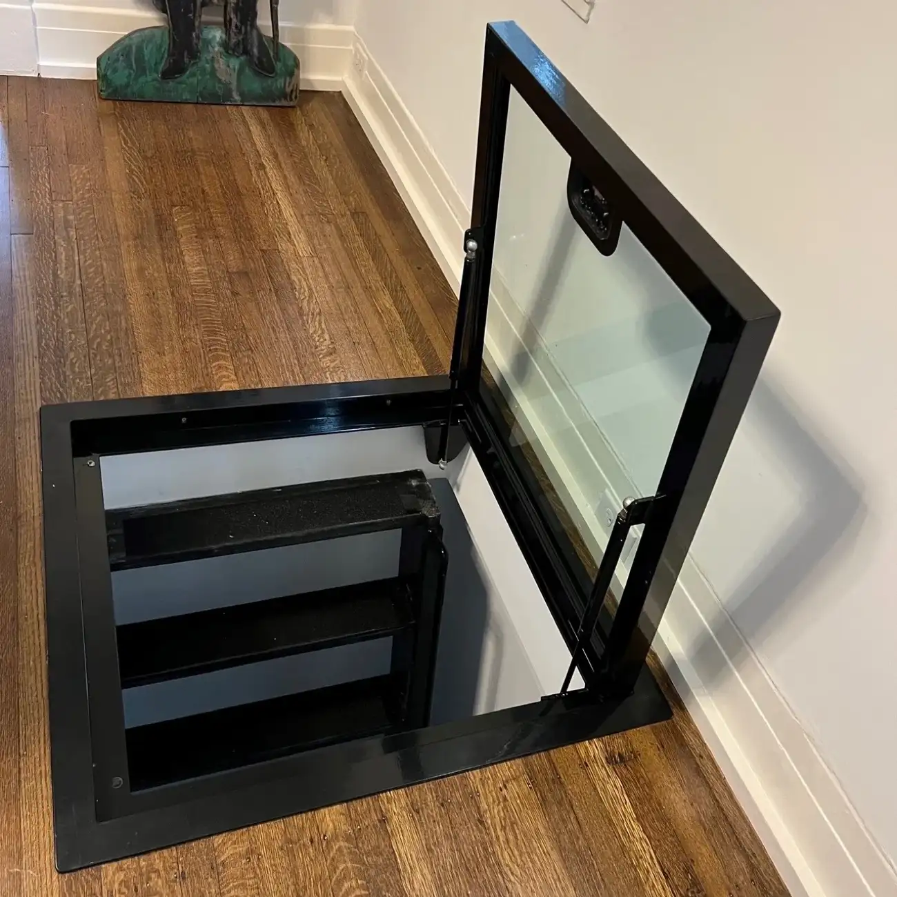 Vloerluik van stalen frame met beloopbaar glas