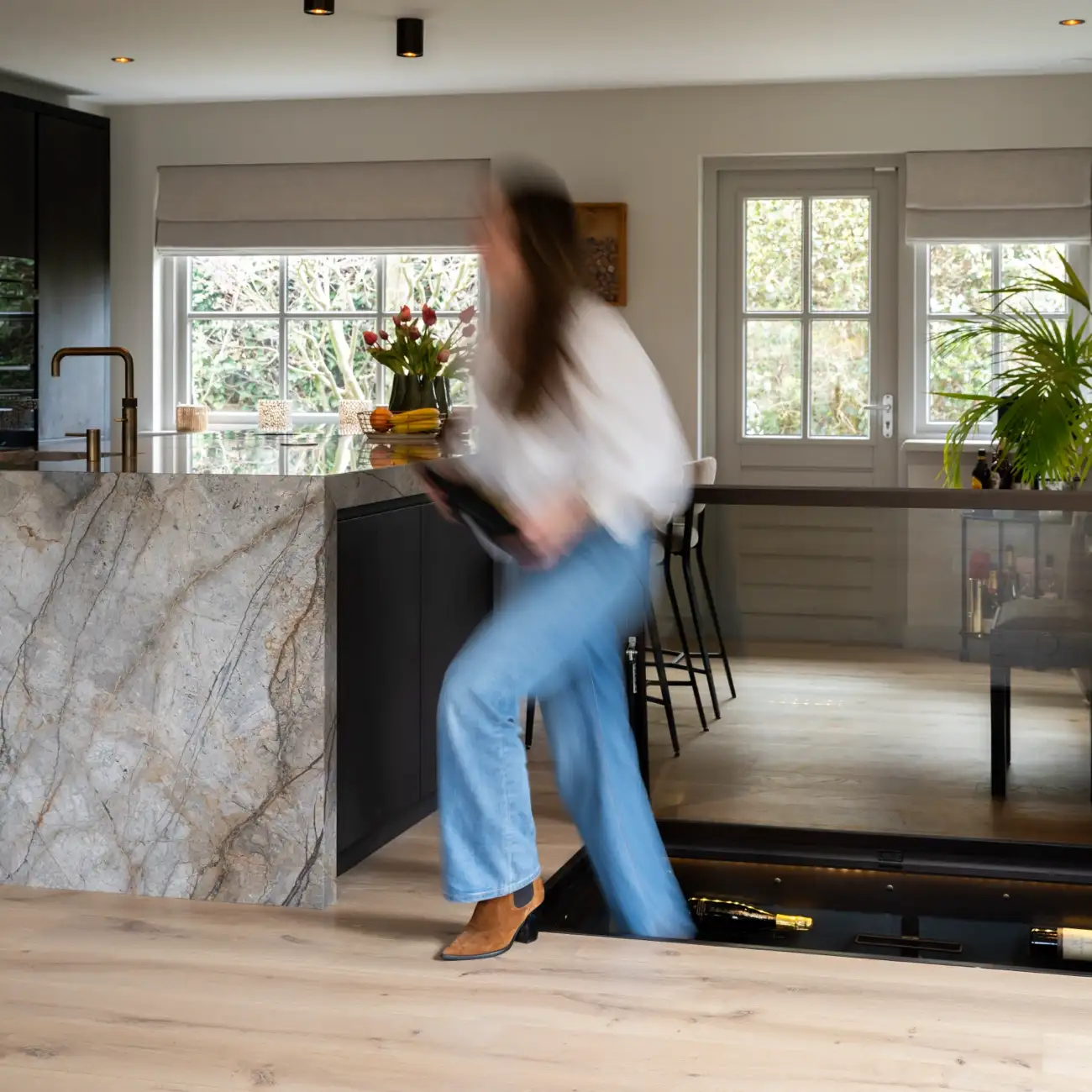 Vloerluik naar wijnkelder