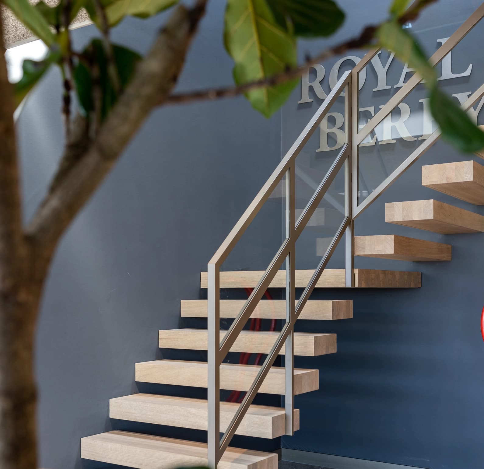 Close-up van een houten trap met stalen leuning