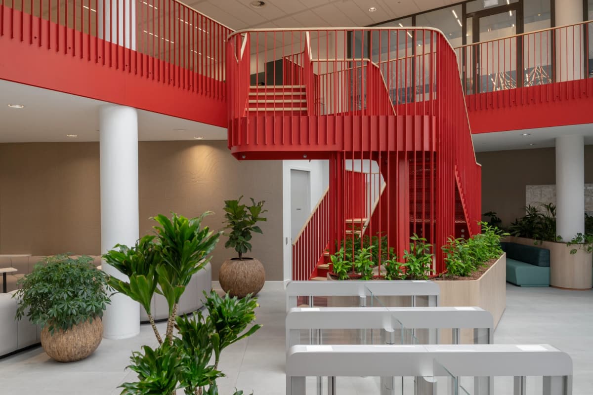 Een stalen bordestrap met stalen balustrade