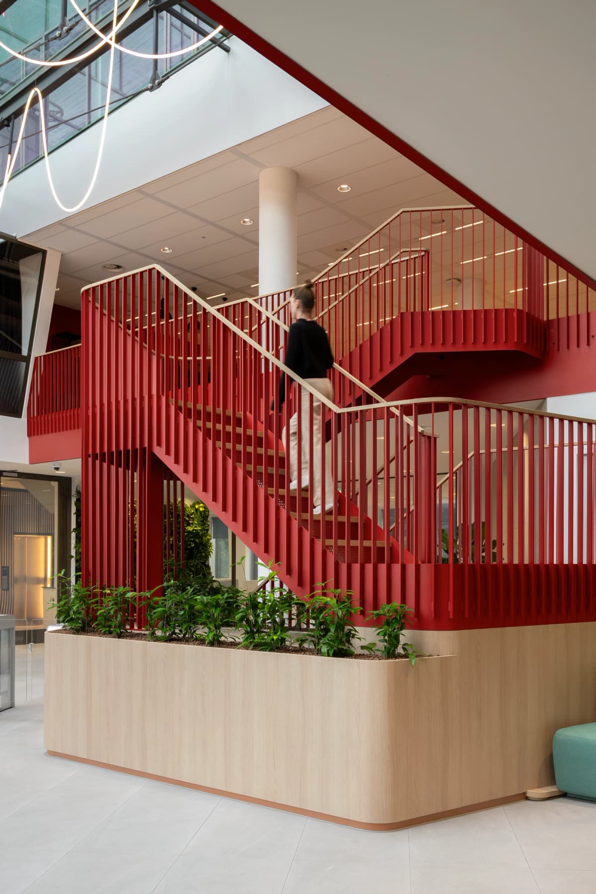 Een stalen bordestrap met stalen balustrade