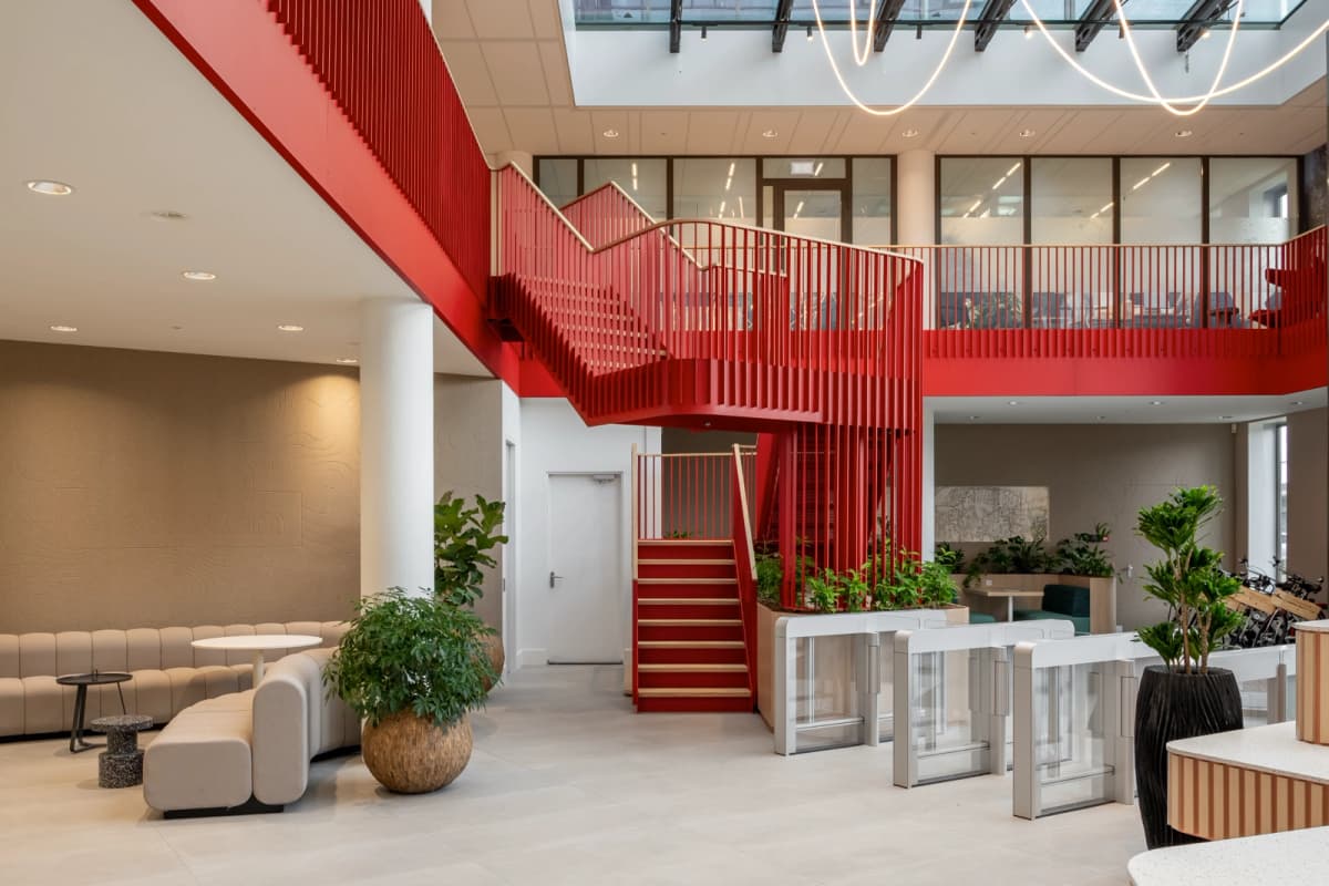 Een stalen bordestrap met stalen balustrade