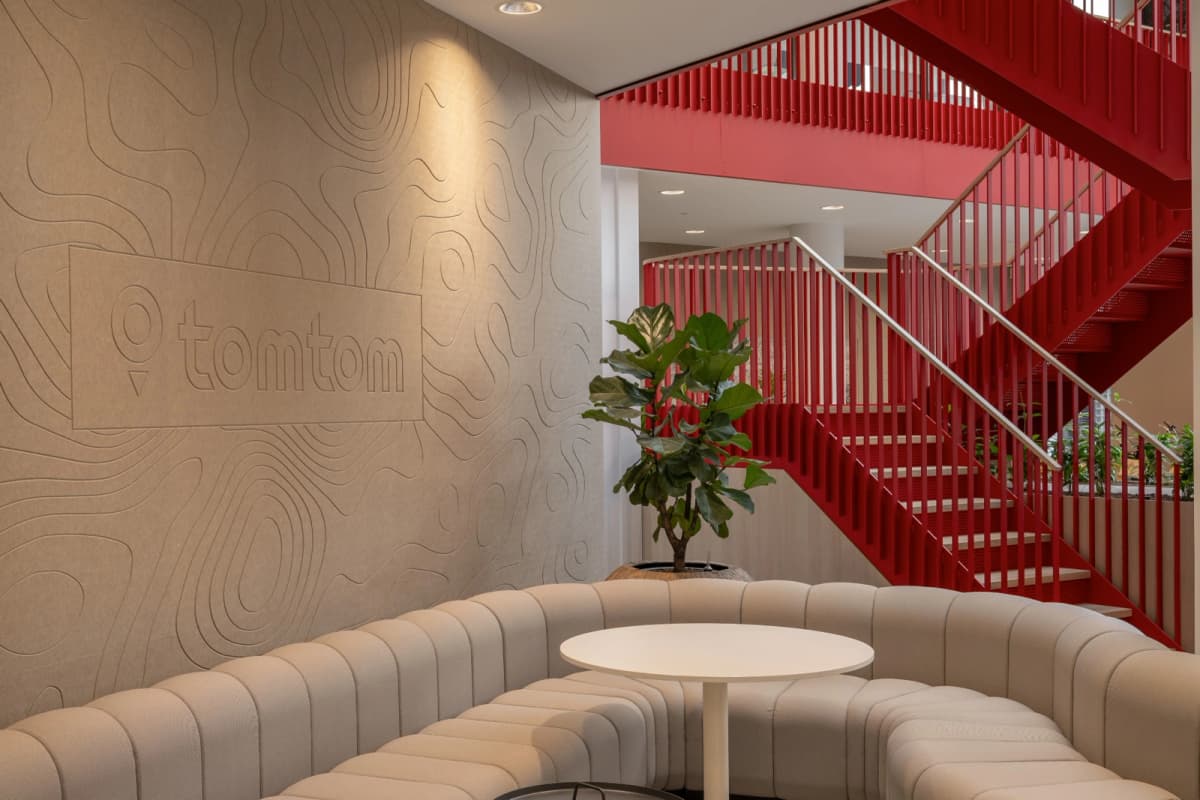 Een stalen bordestrap met stalen balustrade