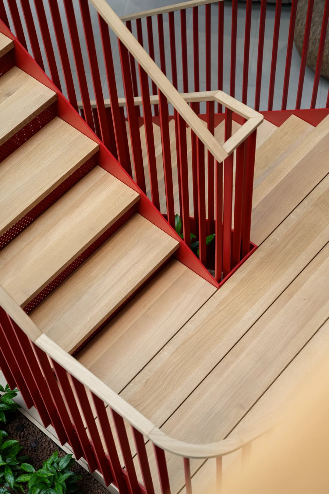 Een stalen bordestrap met stalen balustrade