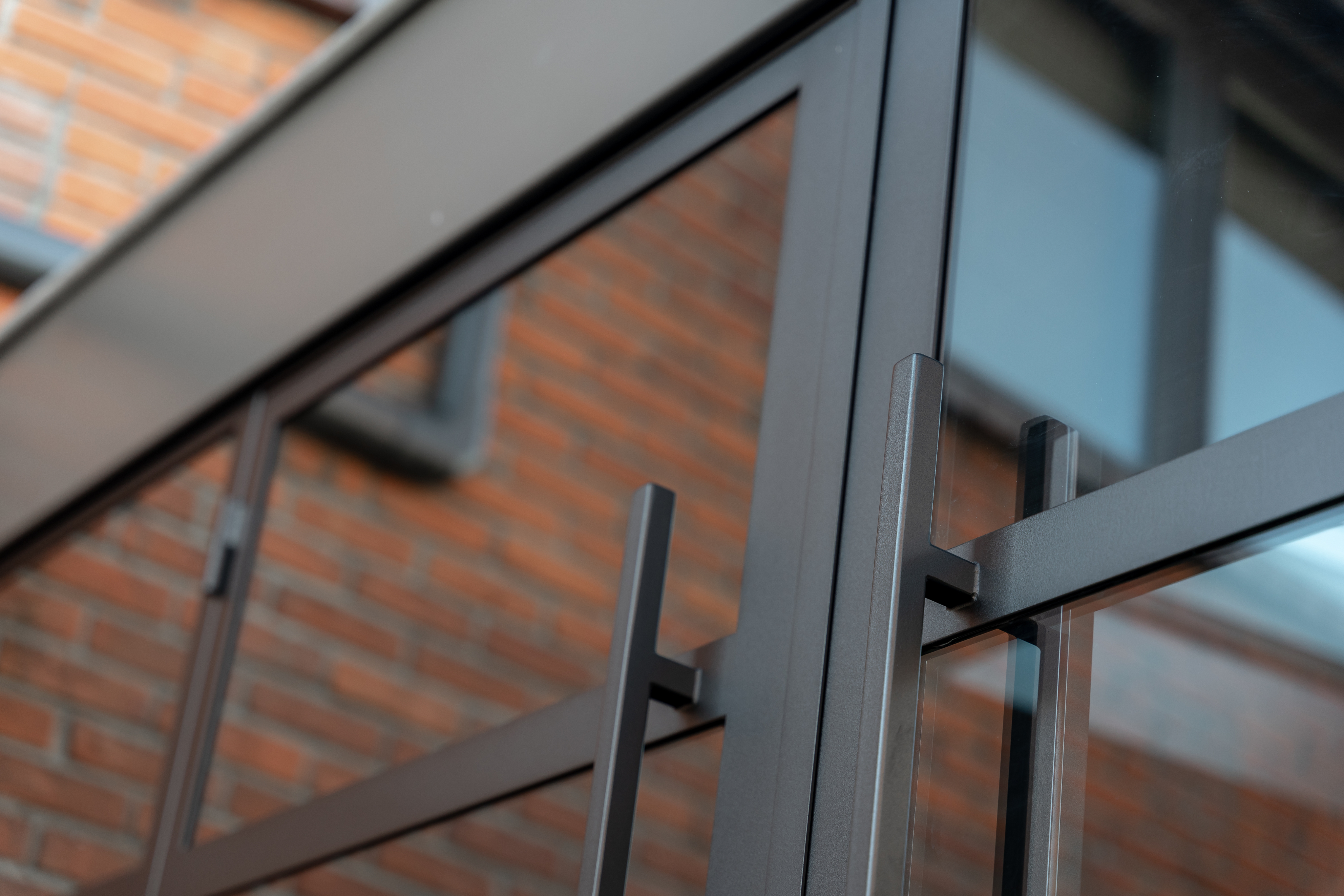 aanbouw met stalen deuren en glas